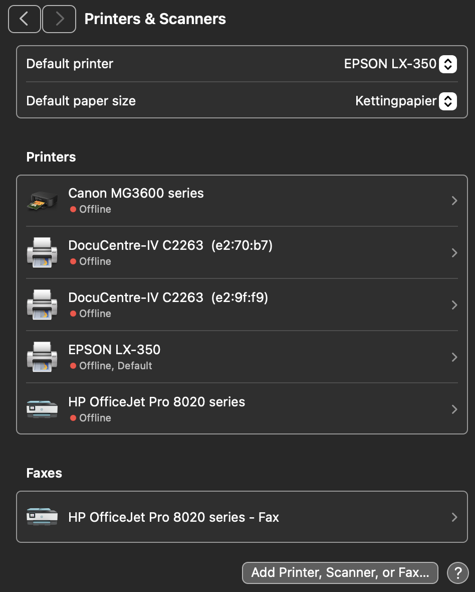Schermafbeelding: Ga op uw Mac naar System Settings (macOS Sequoia 15.2) en selecteer Printers & Scanners. Op oudere…