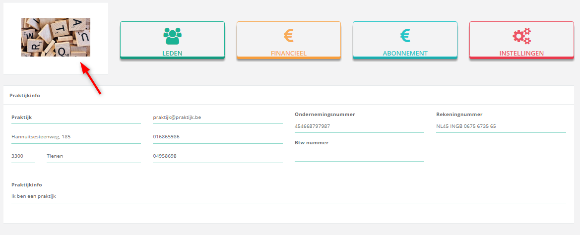 Schermafbeelding: Klik op het huidige logo, of op het logo-icoon als er nog geen logo is. U vindt het naast de…