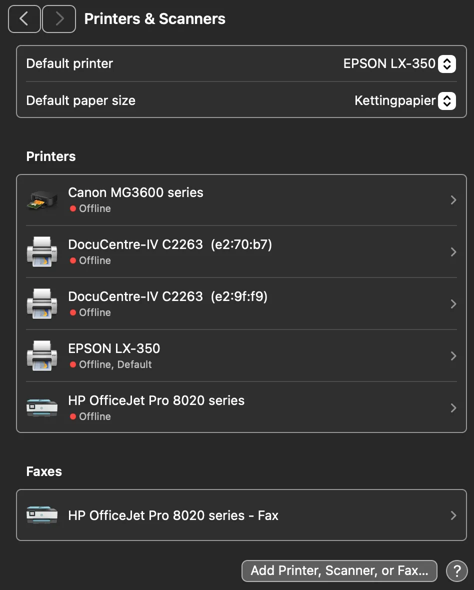 Schermafbeelding: Ga op uw Mac naar System Settings (macOS Sequoia 15.2) en selecteer Printers & Scanners. Op oudere…
